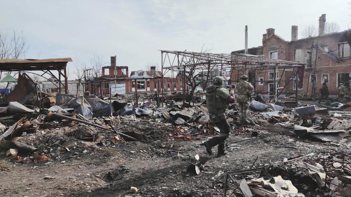 Российские военные в разрушенной Судже