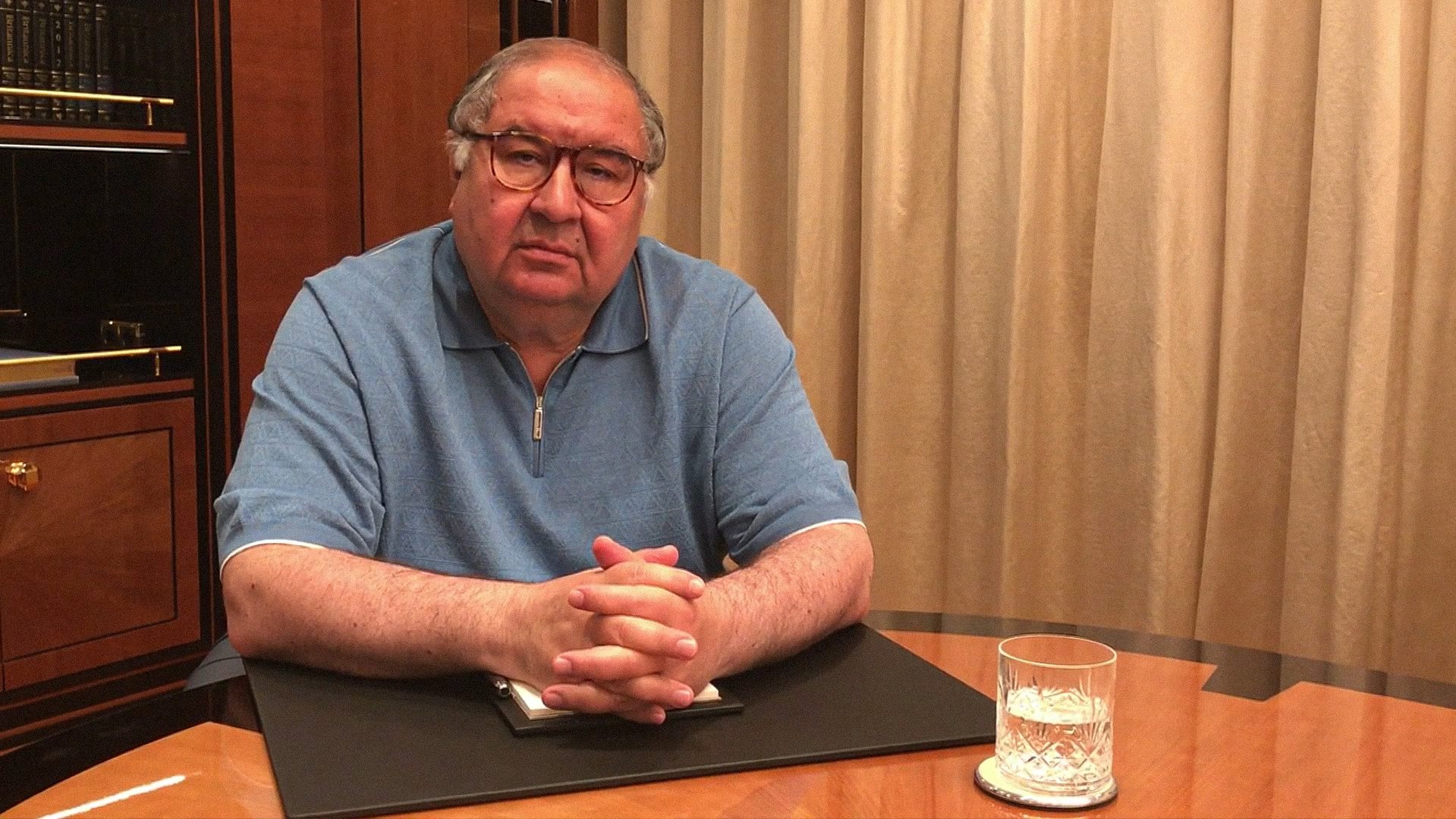 Усманов также записал два публичных видеообращения к Алексею Навальному, требуя от него извинений