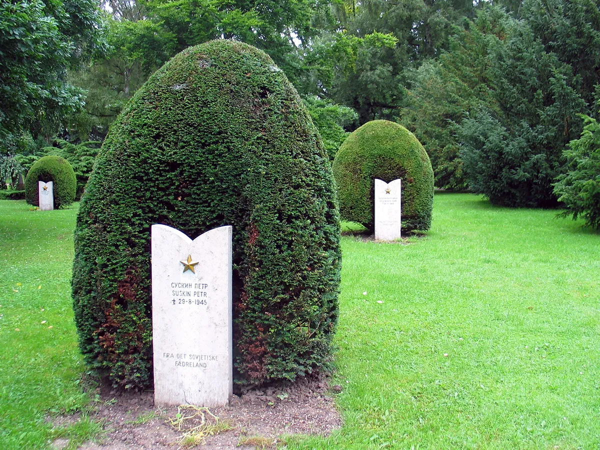 Могилы советских солдат на кладбище Bispebjerg Kirkegård в Копенгагене, Дания