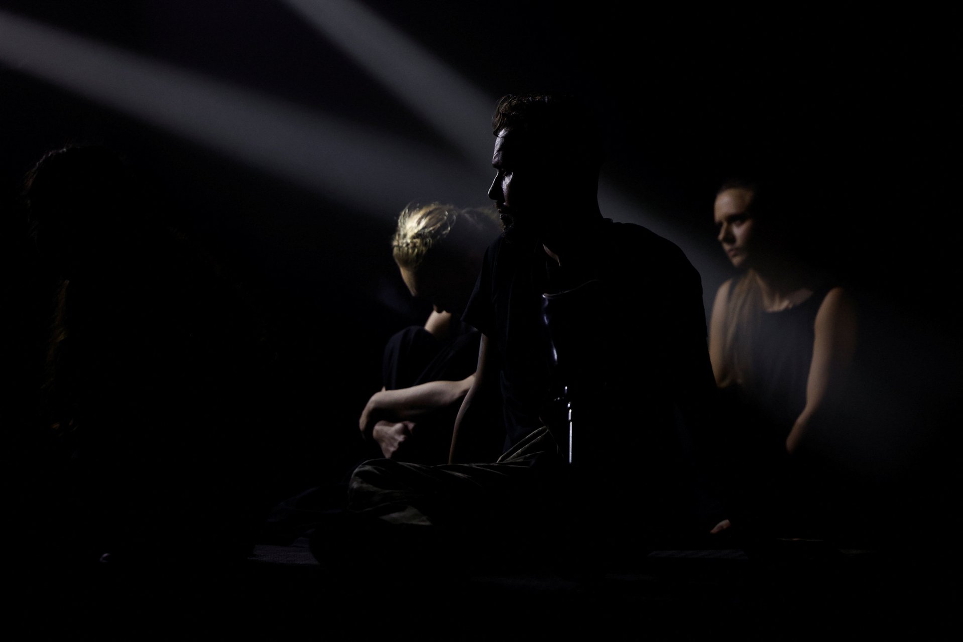 33-летний Иван Воинов на сцене во время премьеры «Энеиды». Киев, 4 декабря 2025 года