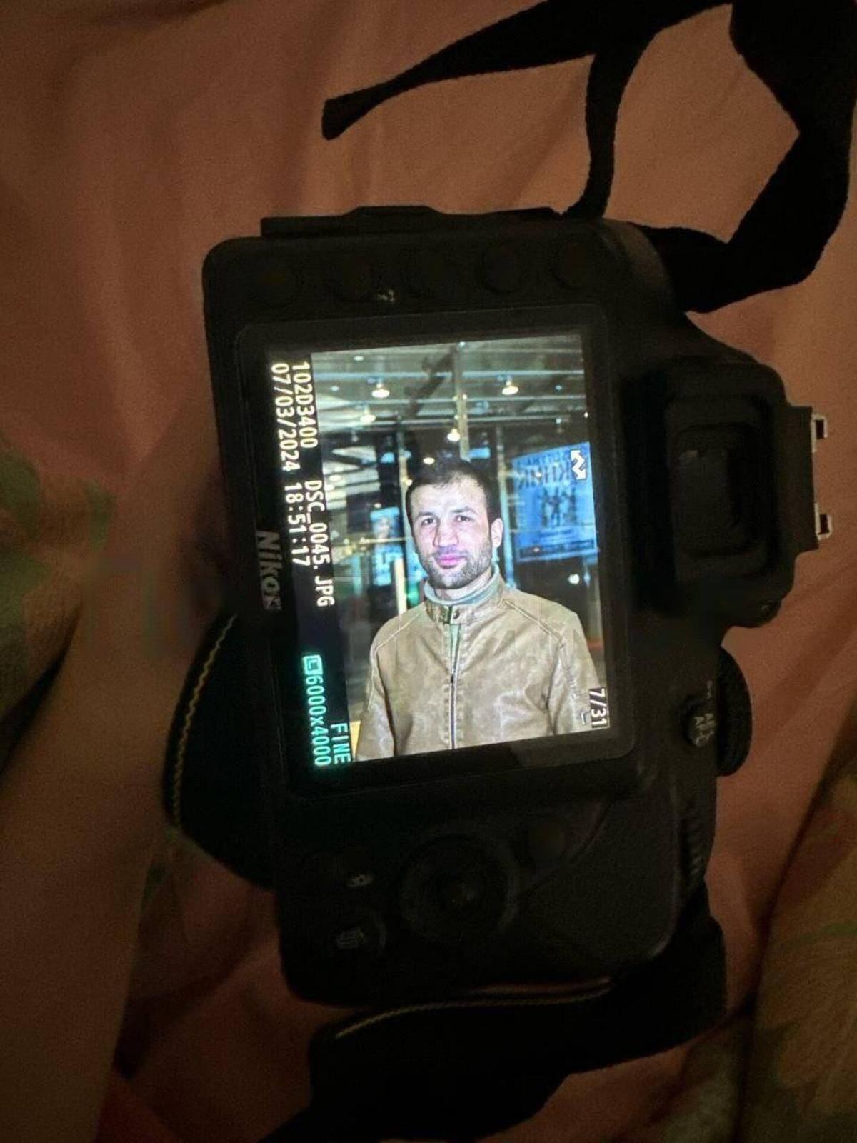 Шамсудин Фаридуни в «Крокусе» 7 марта на фоне афиши концерта «Пикника»