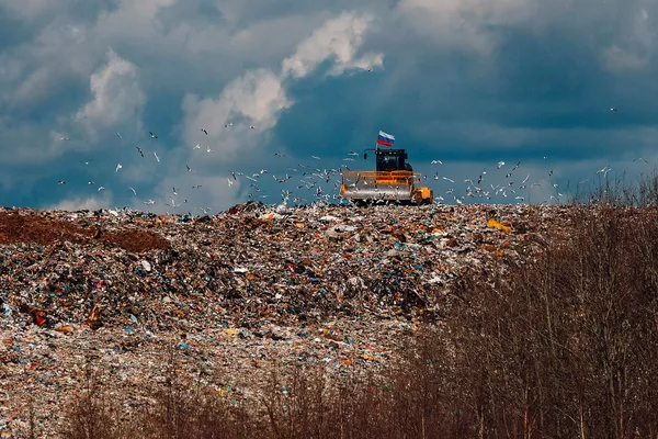 Люди из окружения президента России поделили между собой мусорный рынок на 2 триллиона рублей