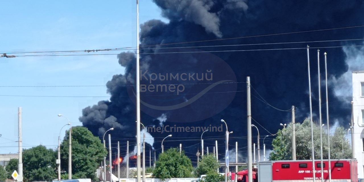 Жители Крыма остались без бензина на АЗС, а на Крымском мосту в пробке застряли сотни машин