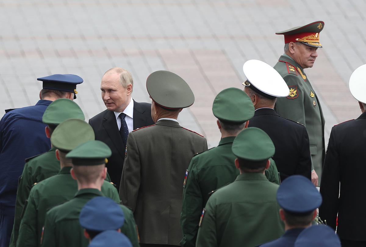 Владимир Путин и Сергей Шойгу на церемонии у Могилы Неизвестного Солдата, 22 июня 2022 года.