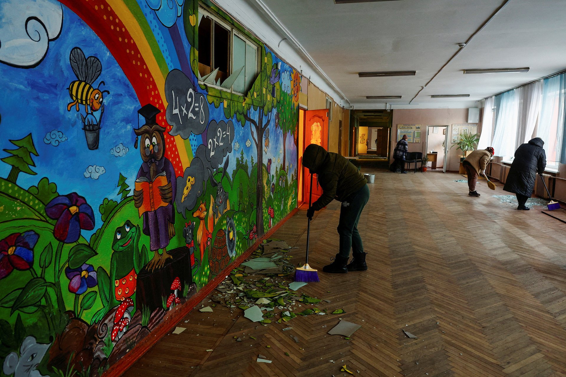 Под российский удар попала школа в Киеве