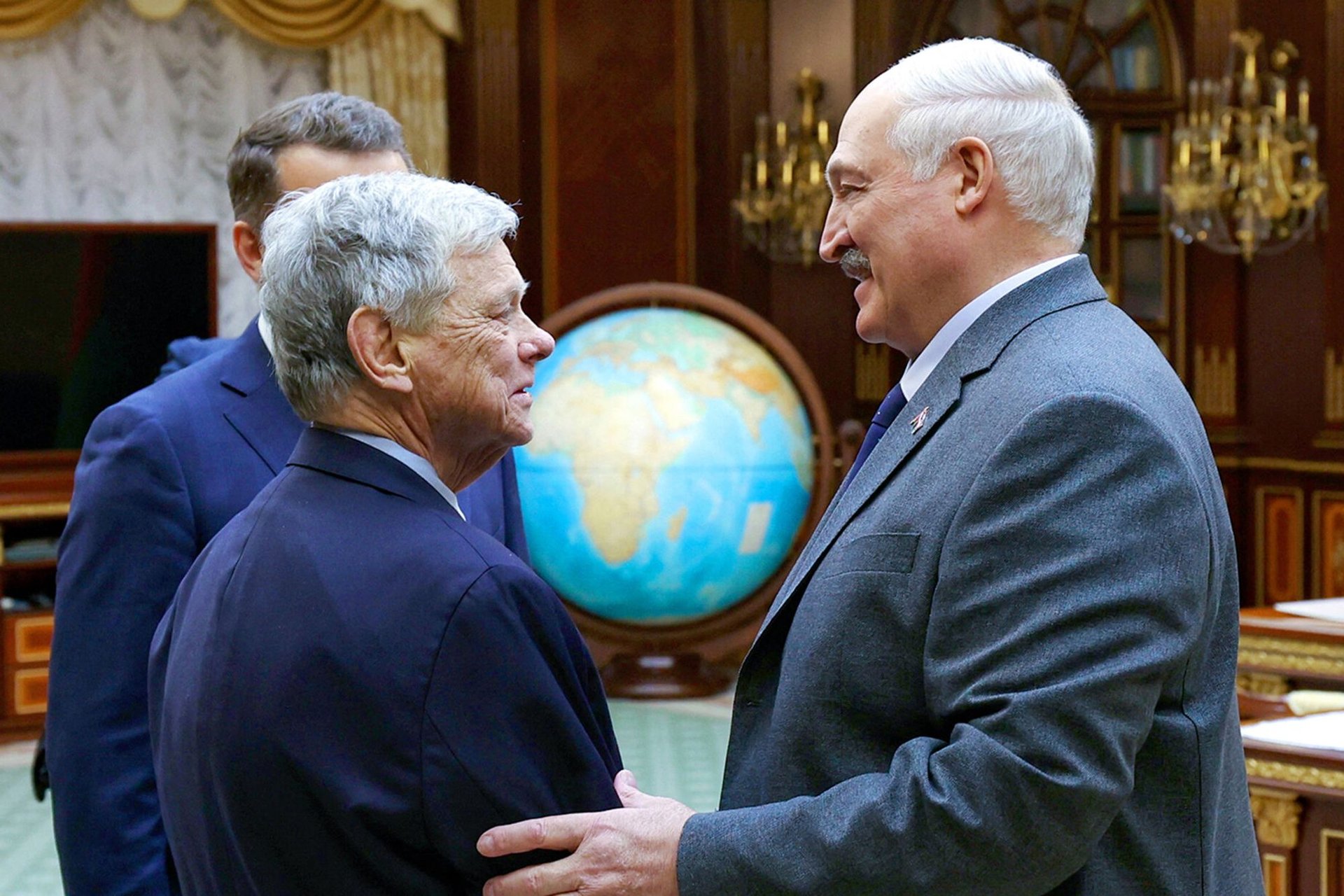 Александр Лукашенко приветствует спецпосланника Трампа Джона Коула в Минске. 12 декабря 2025 года