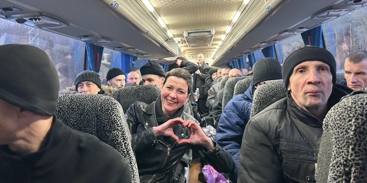 Лукашенко освободил более 100 политзэков, включая Колесникову, Бабарико и Беляцкого. Главное