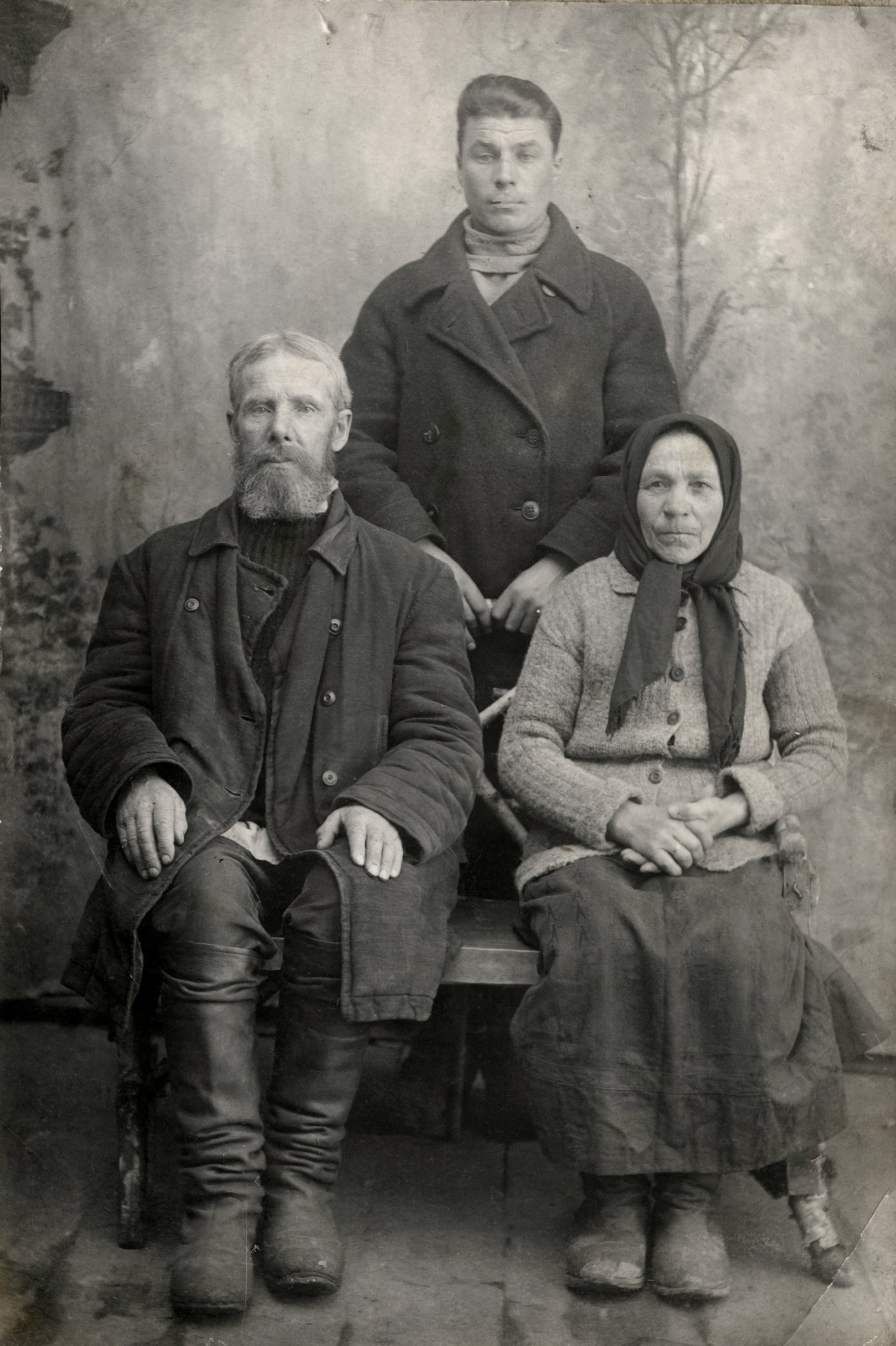 Надпись на обороте: «Родители в ссылке. Брат Ваня навестил их»