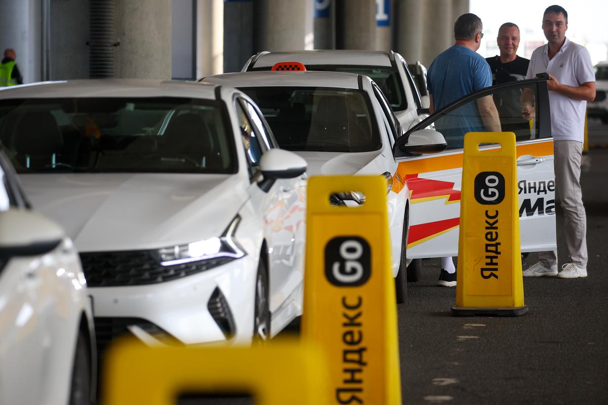 Такси в петербургском аэропорту Пулково, август 2025 года