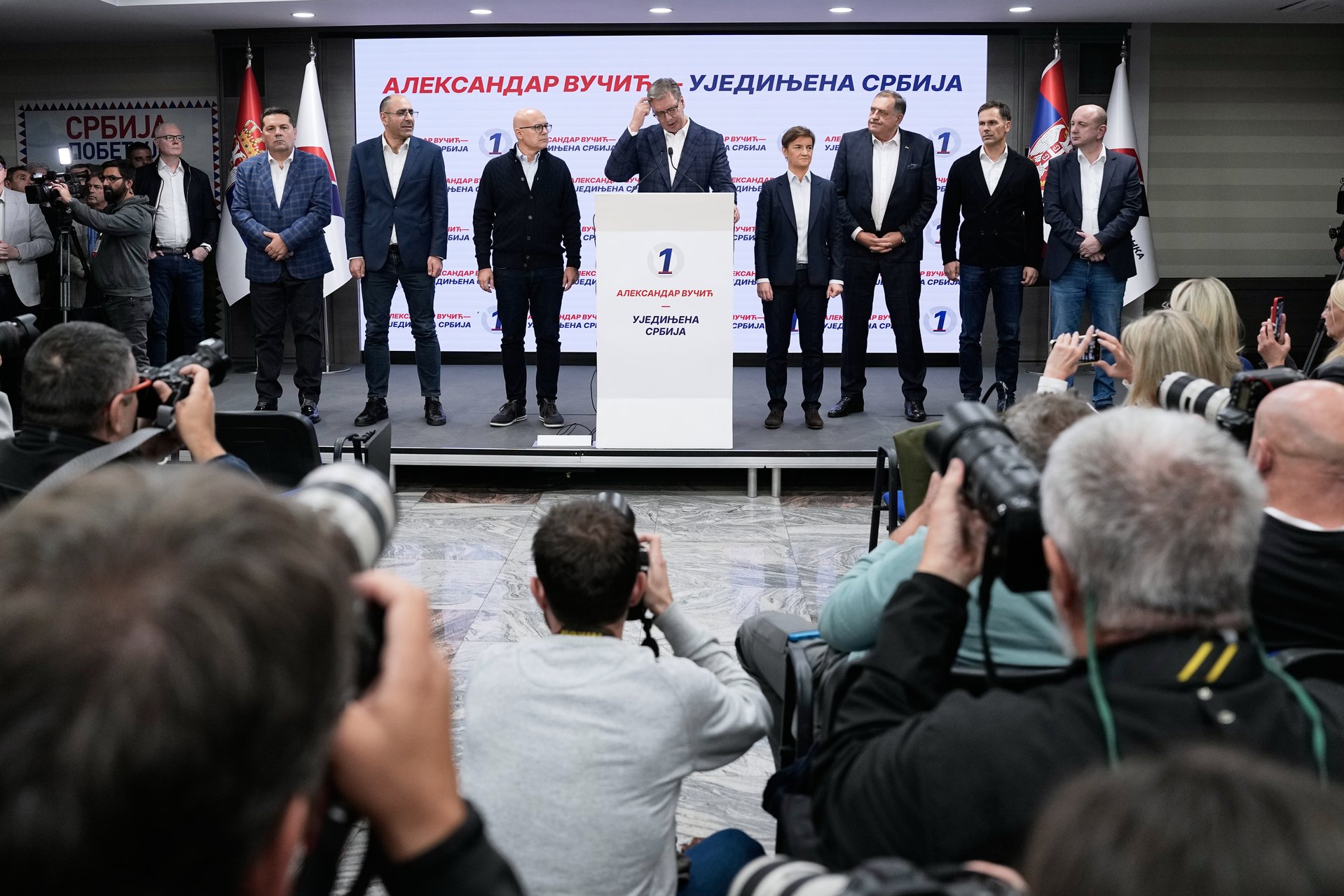 Бывший президент Сербии Александр Вучич признал поражение на парламентских выборах, выступая перед своими сторонниками, 25 октября 2026 г.