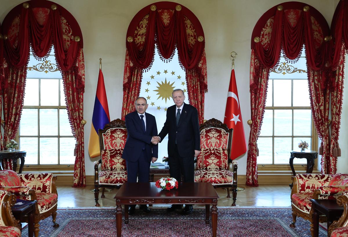 A historic handshake between the Armenian (left, Nikol Pashinyan) and Turkish (right, Recep Erdoğan) leaders