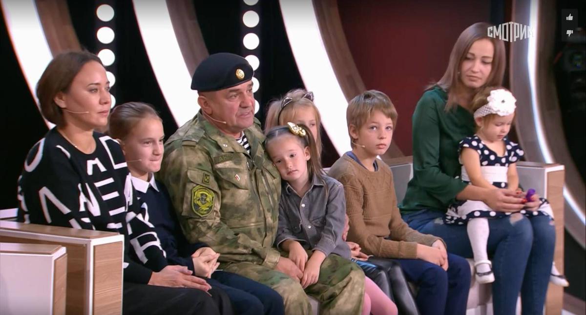 Наталья Ситник и ее пятеро детей рядом с Юрием Гагариным