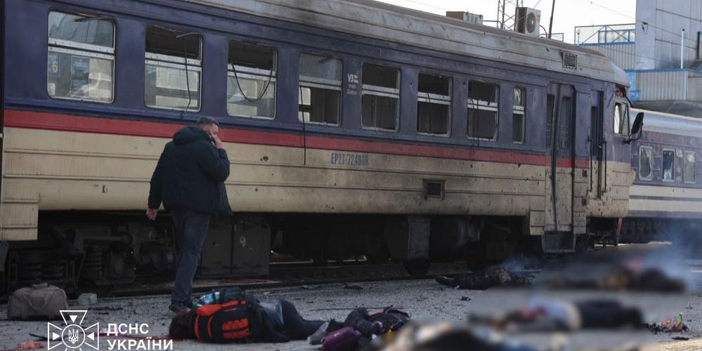 Электричка попала  под удар БПЛА в Днепре, 13 человек погибли