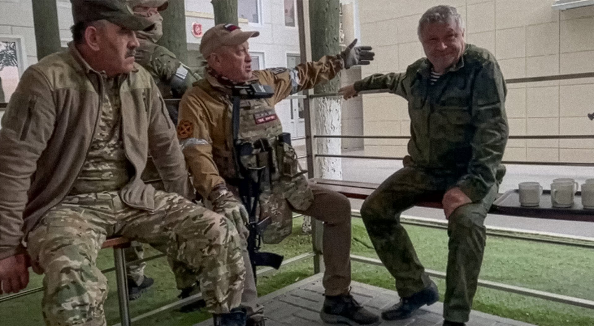 Первый замначальника ГРУ Владимир Алексеев (справа), на которого сегодня совершено покушение, в 2023 году вел переговоры с главой мятежной ЧВК Вагнера Евгением Пригожиным. Тот требовал выдать министра обороны и начальника Генштаба. Алексеев сказал: «Да забирайте!»