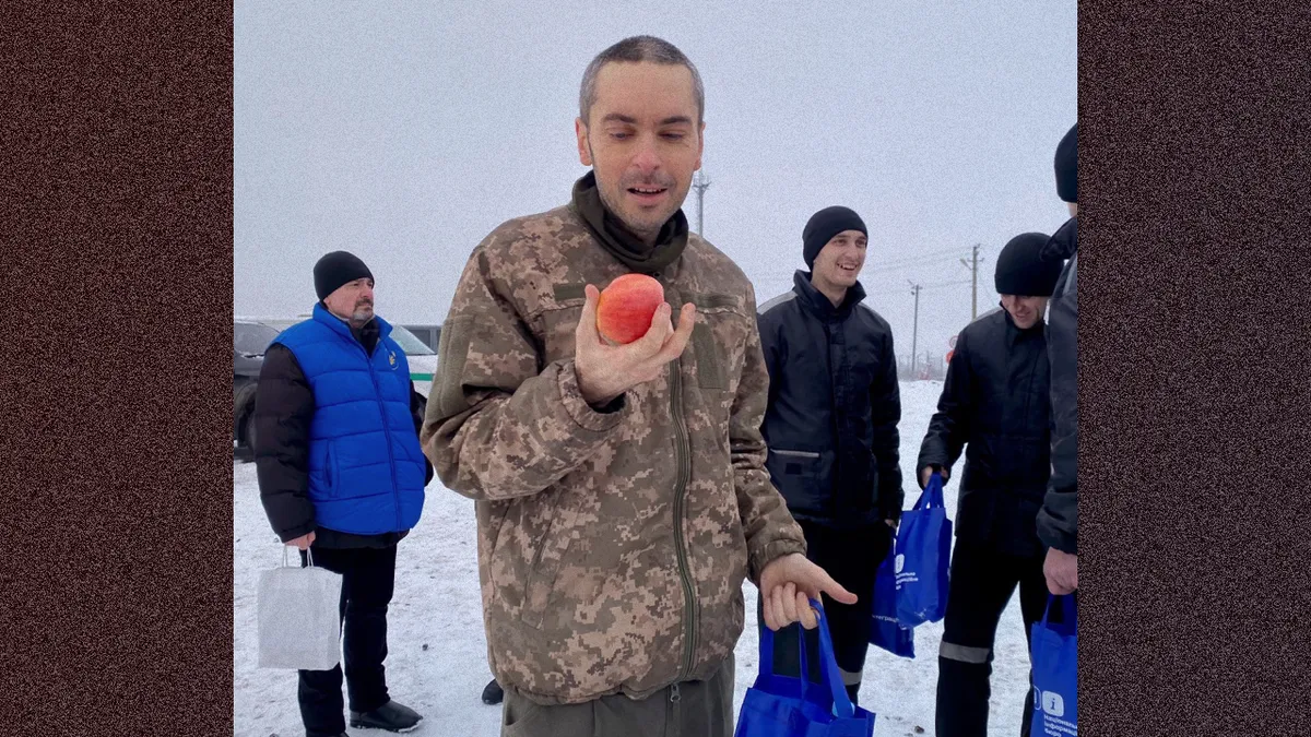 Знаменитое фото с яблоком. В российском плену почти не кормят
