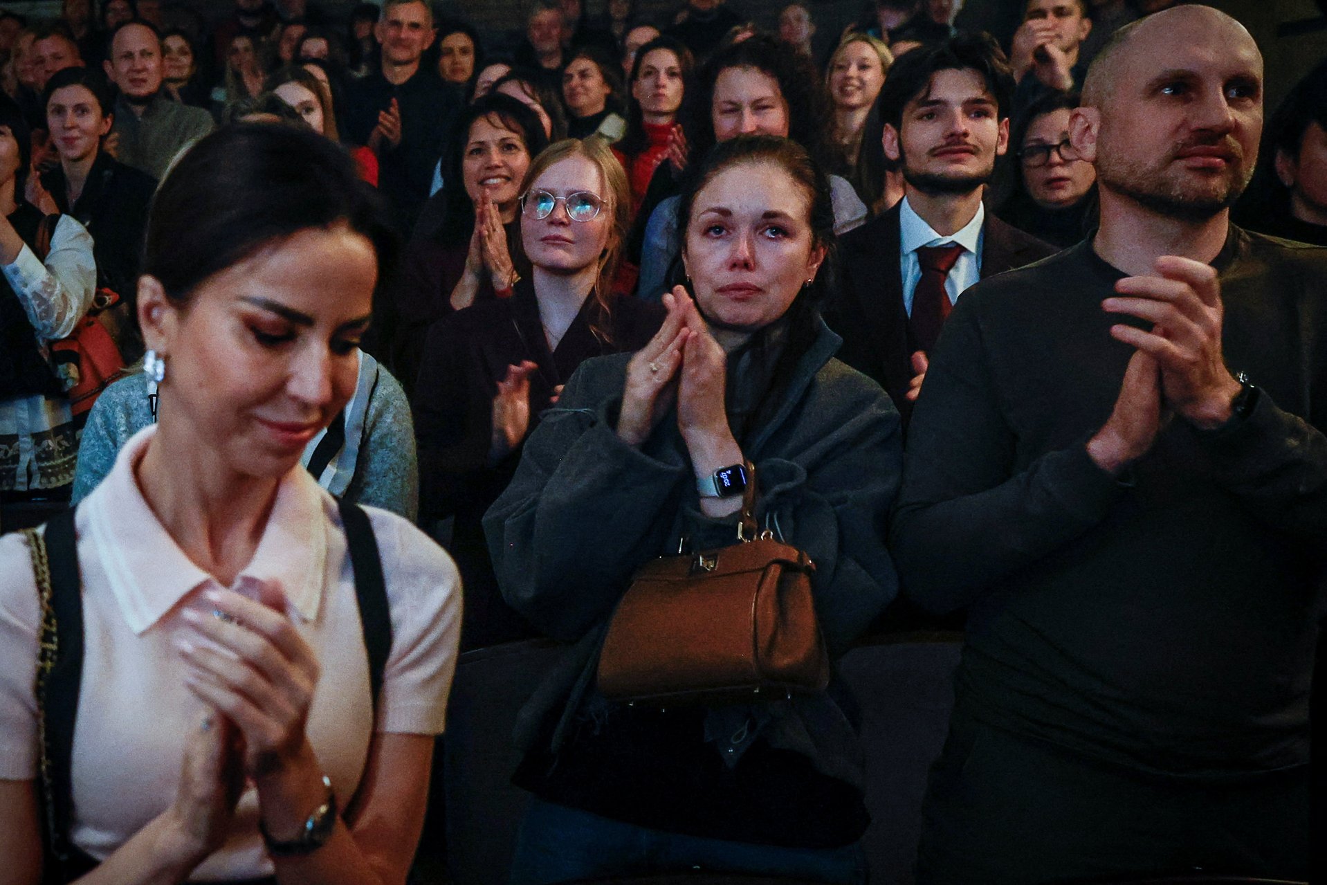 Реакция зала на премьеру «Театра ветеранов». Зрители аплодируют актерам стоя. Киев, 4 декабря 2025 года