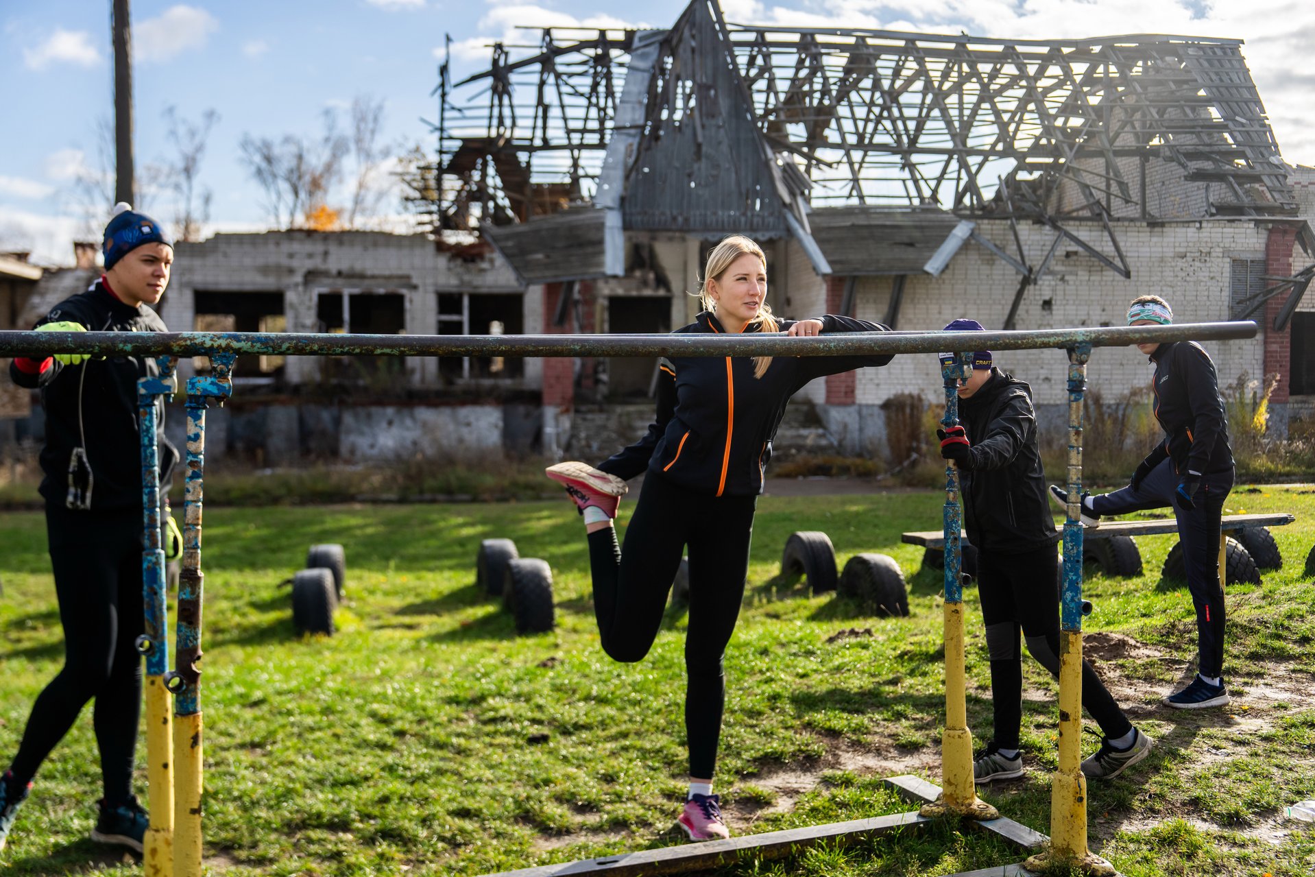 Украинская биатлонистка Кристина Дмитриенко (в центре) тренируется на разрушенной спортивной базе в Чернигове, октябрь 2025 года