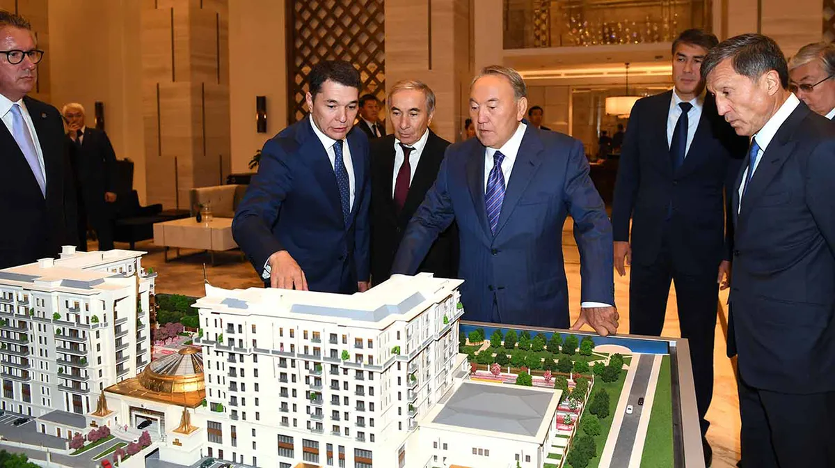 Назарбаеву устроили экскурсию по отелю после его открытия в сентябре 2017 года.
