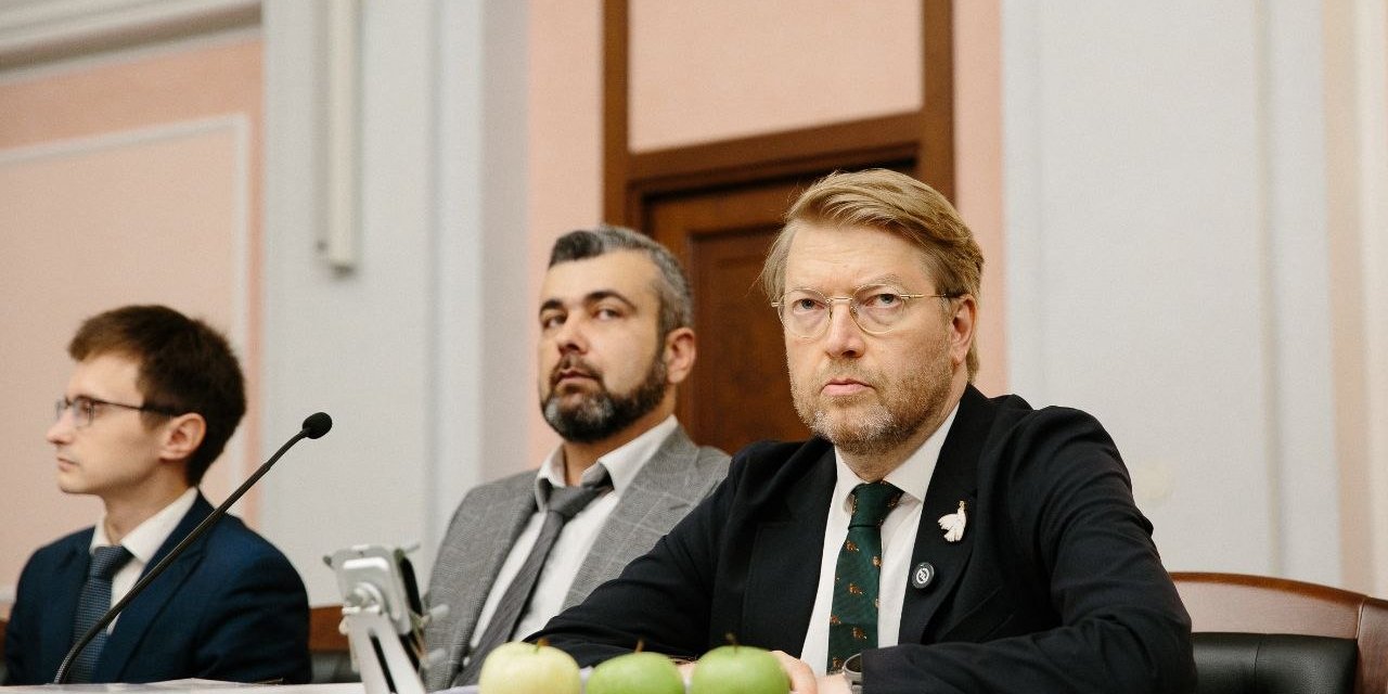 «Яблоко» пытаются снять с выборов за ИИ-картинки и отступление от линии Кремля
