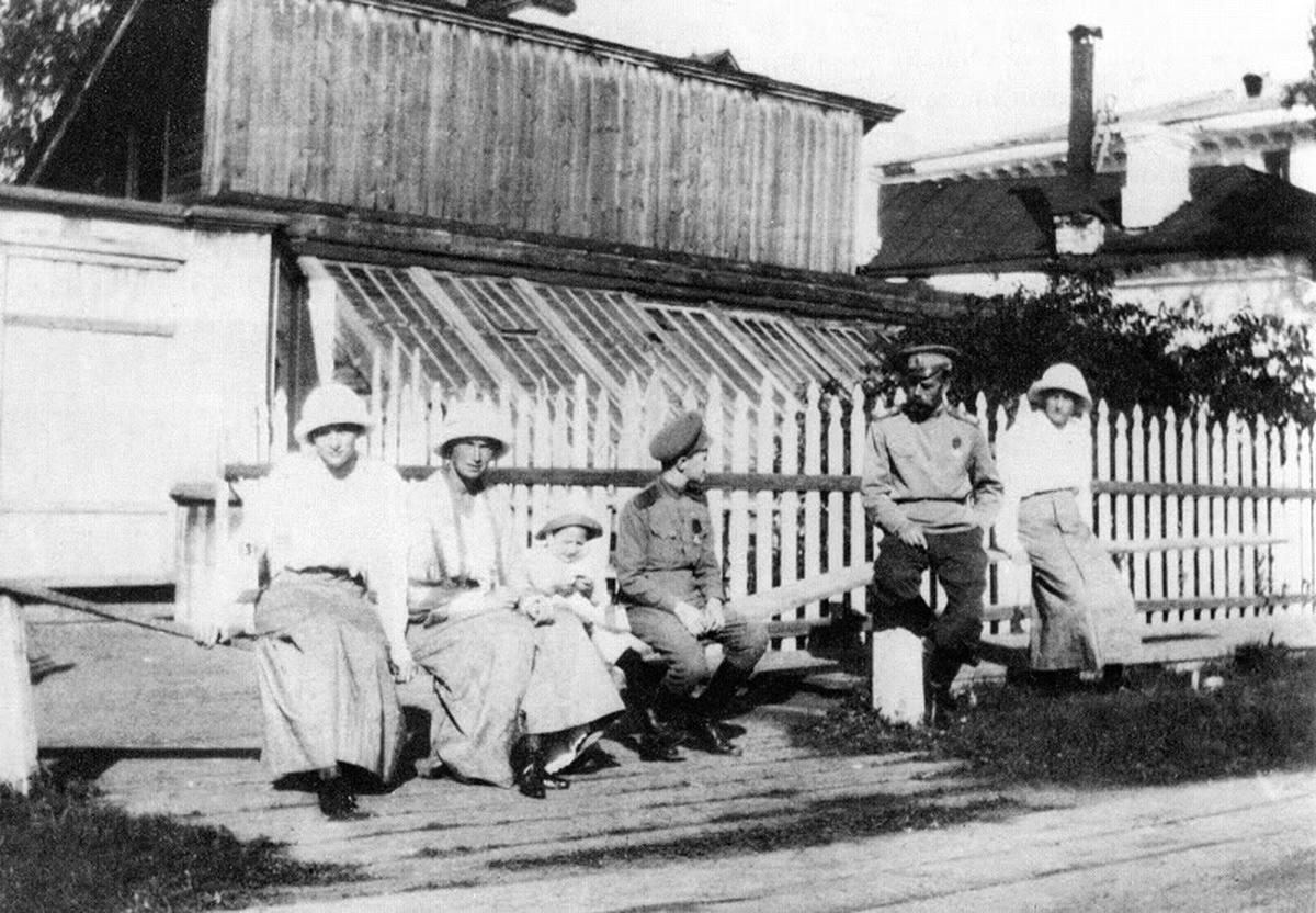 Временное правительство отправило царскую семью в ссылку под домашний арест, а большевики расстреляли. Николай II с детьми в Тобольске, сентябрь 1917 года