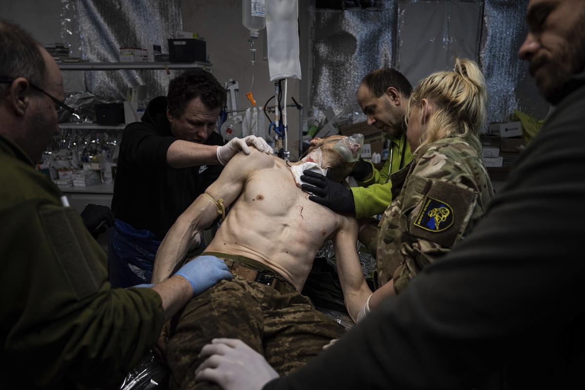 Украинские военные медики оказывают помощь раненому бойцу в госпитале под Бахмутом, 26.02.2023