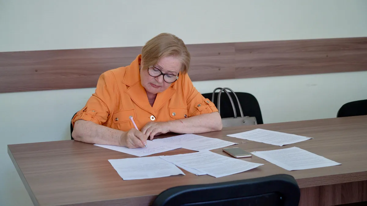 The head of the Yelatma municipality Lyudmila Anfimova signs an appeal to Putin