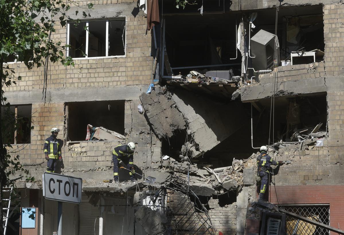 Дом в Киеве после российского обстрела в ночь на 4 июля