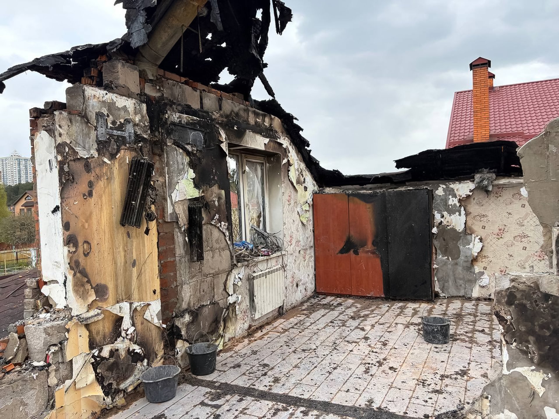 Дом советника министра обороны Украины Сергея «Флэша» Бескрестного после удара российских беспилотников. Флэш выжил и попал в больницу