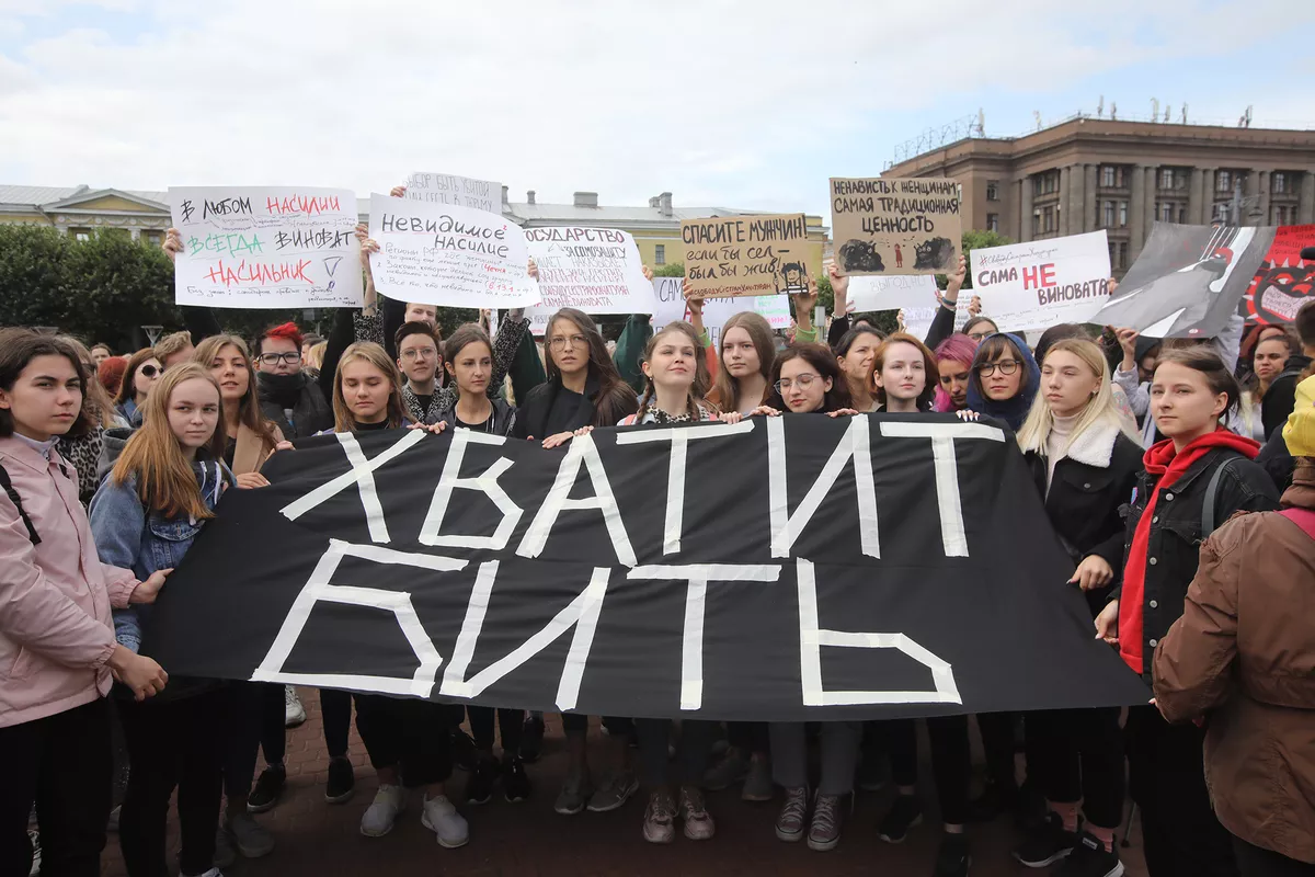 Участники митинга в поддержку сестер Хачатурян «За справедливость для женщин, вынужденных обороняться, и за закон о домашнем насилии» в Санкт-Петербурге, август 2019