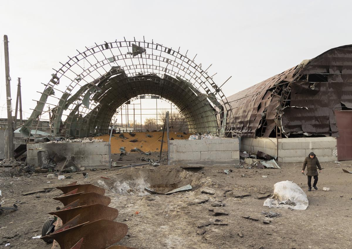 Россия продолжает уничтожать украинскую инфраструктуру, на фото — разбитое зернохранилище