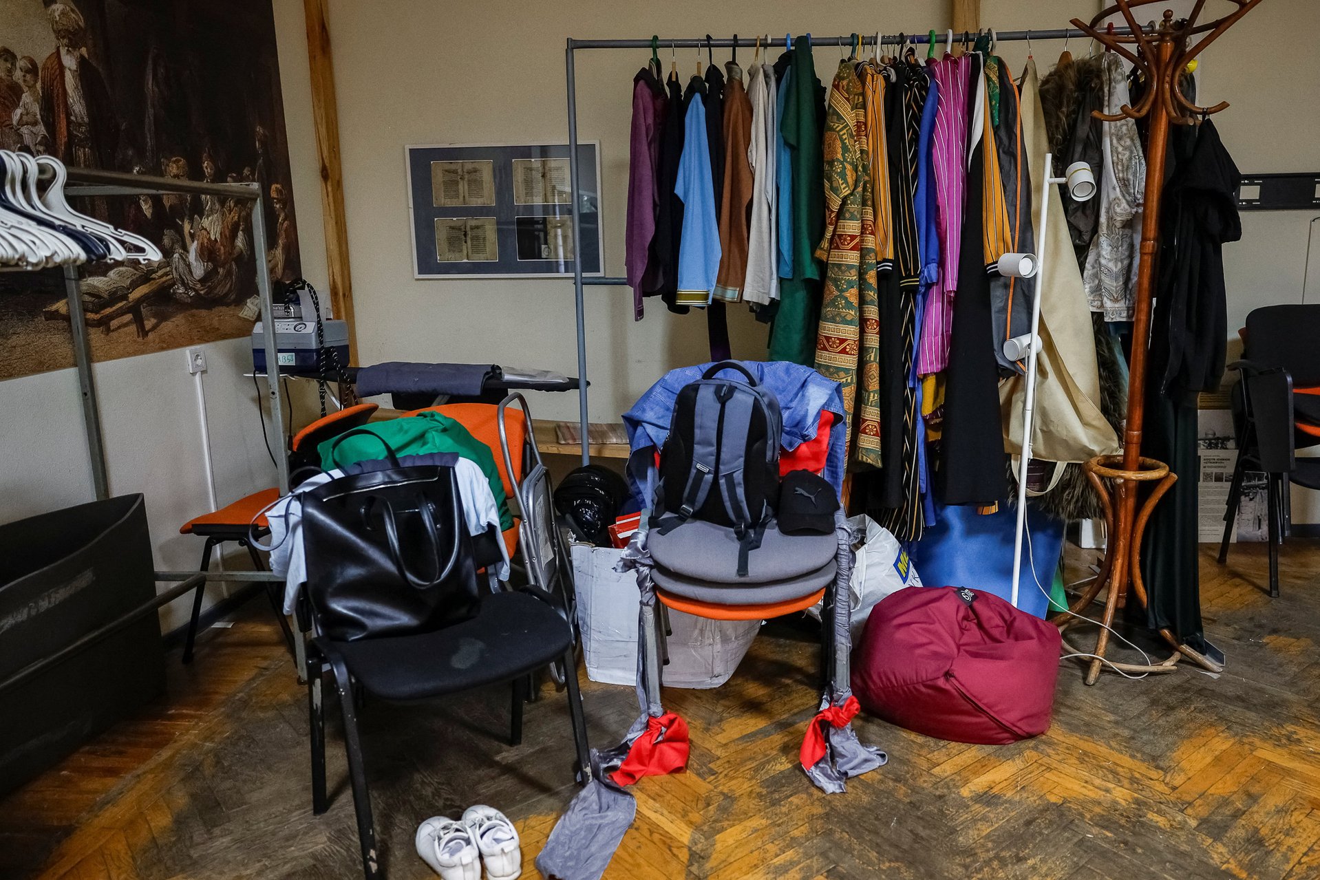 Костюмы и личные вещи участников труппы. 10 сентября 2025 года