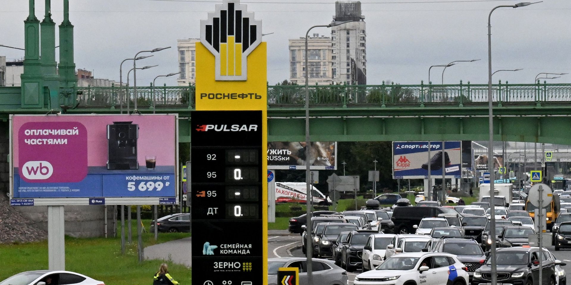 В 13 регионах РФ и Крыму отменили лимиты на заправках после приостановки ударов ВСУ по НПЗ