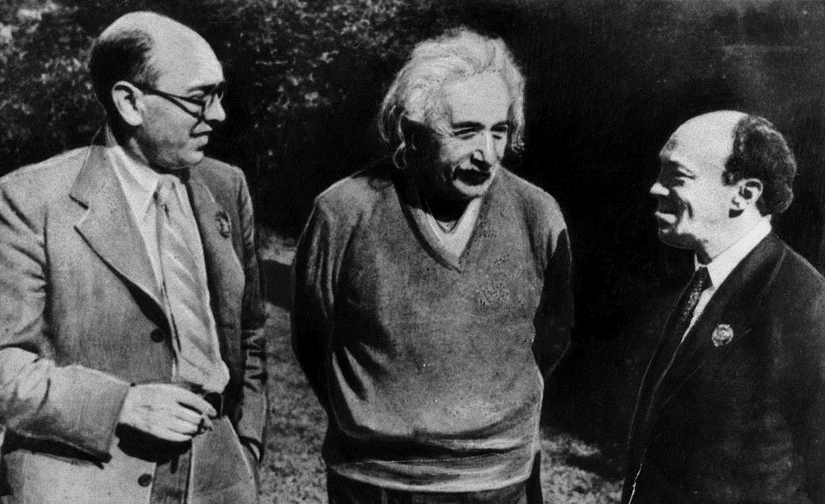 Соломон Михоэлс (справа) с Альбертом Эйнштейном (в центре). США, 1943 год