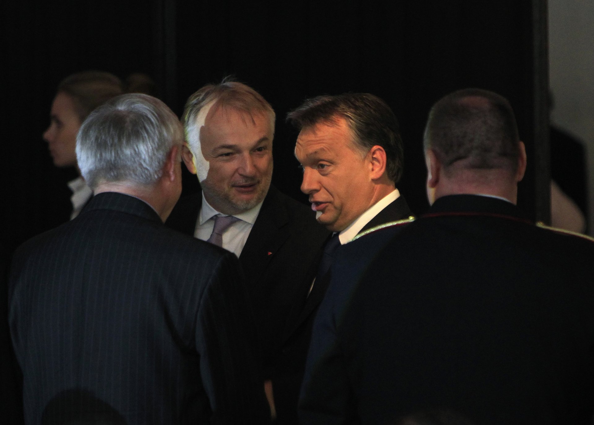 Жолт Хернади, возглавляющий нефтегазовую группу MOL, и Виктор Орбан в 2013 году