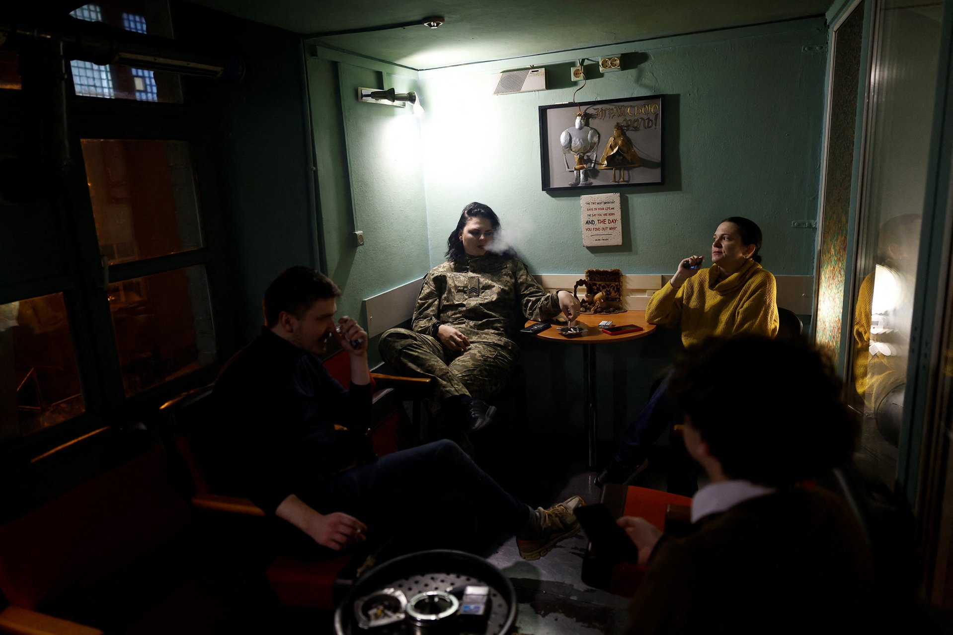 Инна Короленко во время перекура с сотрудниками театра перед премьерой «Энеиды». Киев, 4 декабря 2025 года