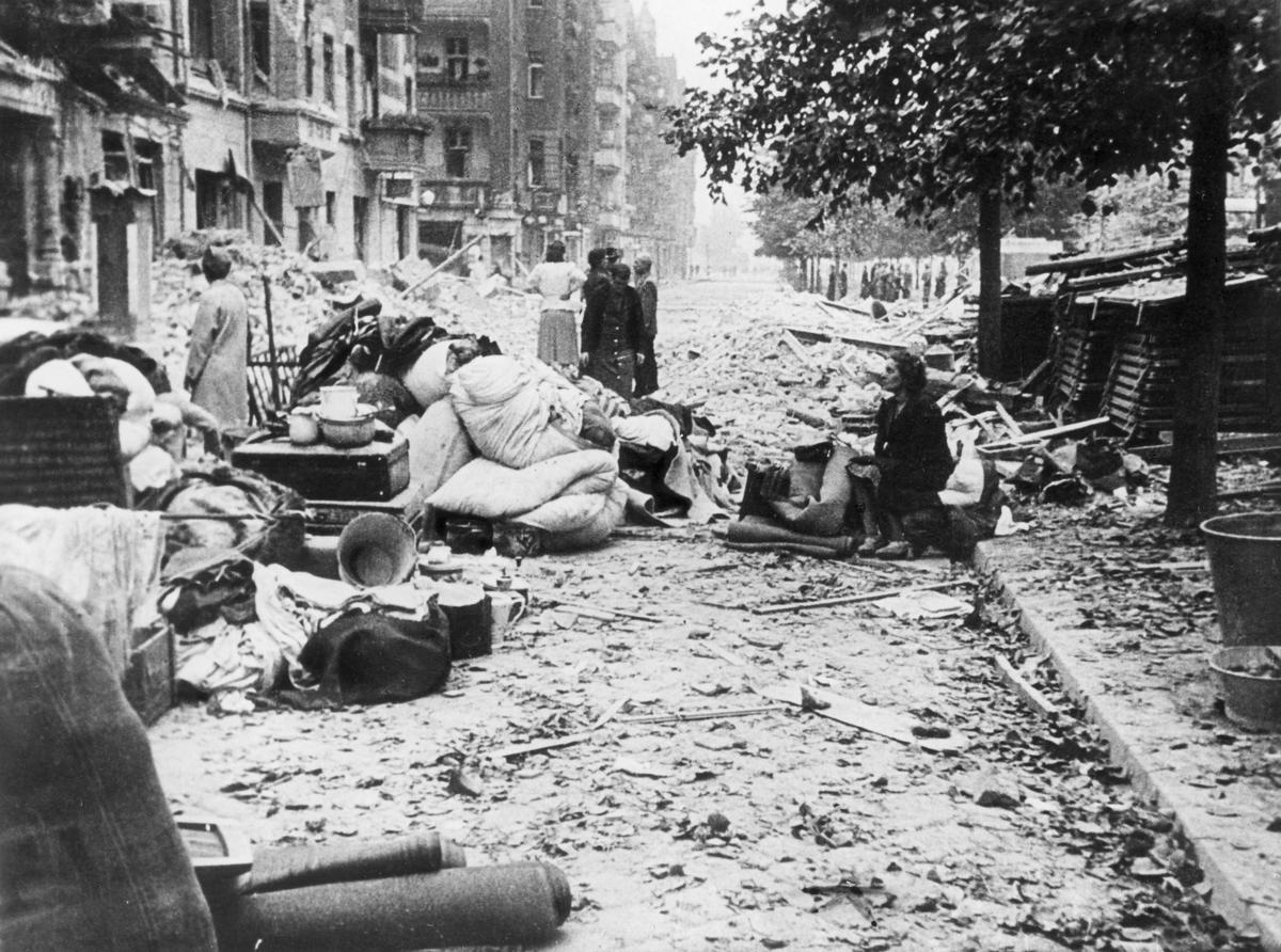 Воздушные налеты союзников на немецкие города
усилились после января 1943 года. Бездомные берлинцы со своими вещами возле разрушенных домов.