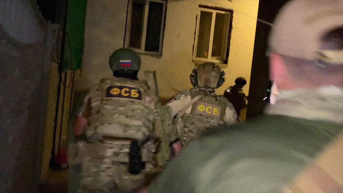 Сотрудники ФСБ задерживают людей, которых считают связанными с организацией «Хизб ут-Тахрир», признанной в России террористической. 25 августа 2023 года