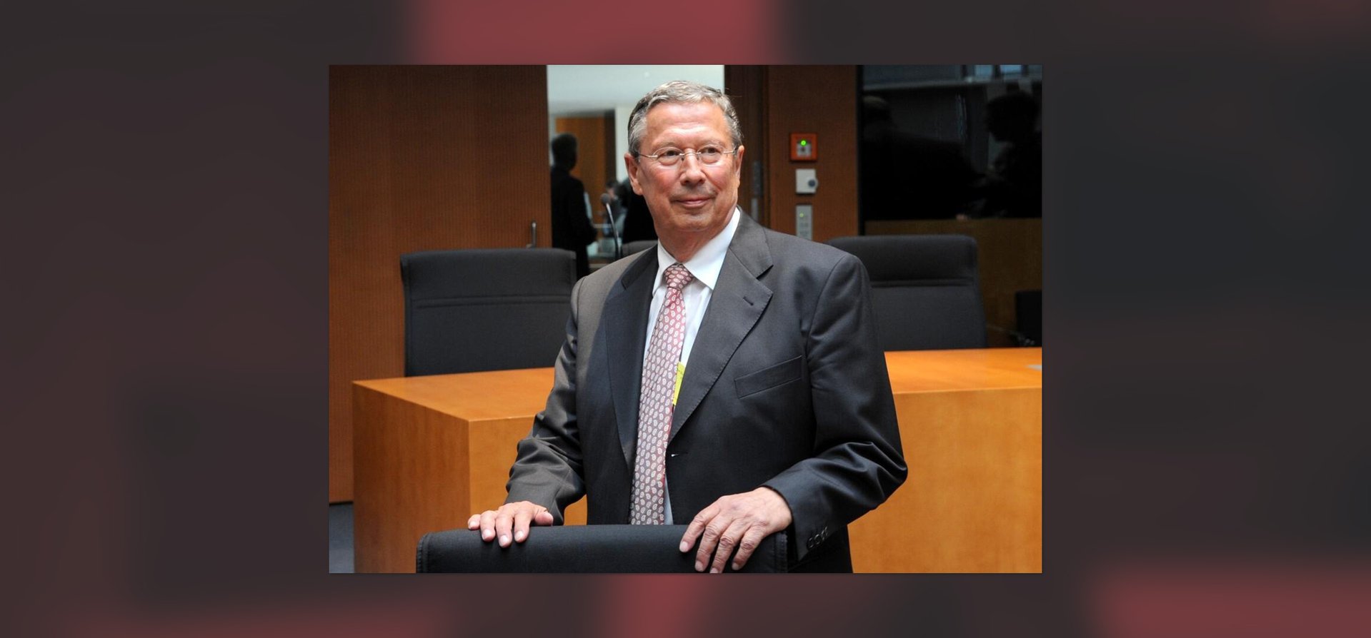 Вальтер Шторц во время слушаний оборонного комитета Бундестага