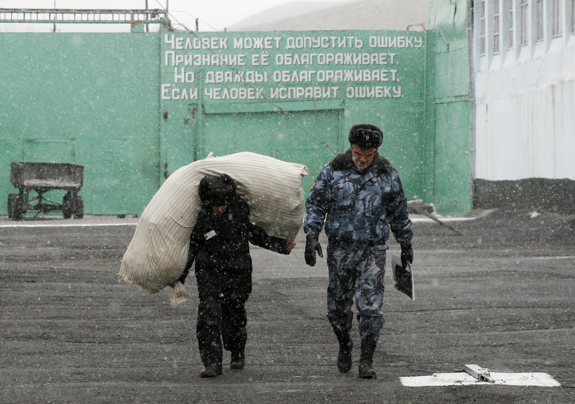 Не только надзиратели, но и заключенные считают, что виновный должен не просто нести свое наказание, но страдать