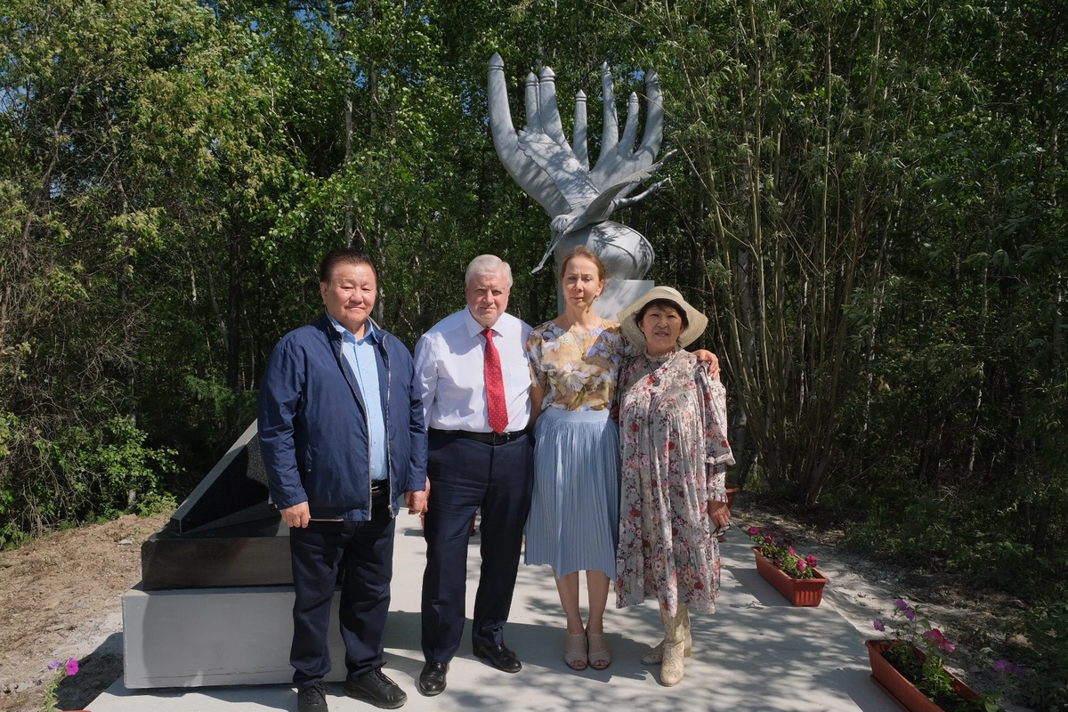 Sergey Mironov and Inna Varlamova (center) in Yakutia