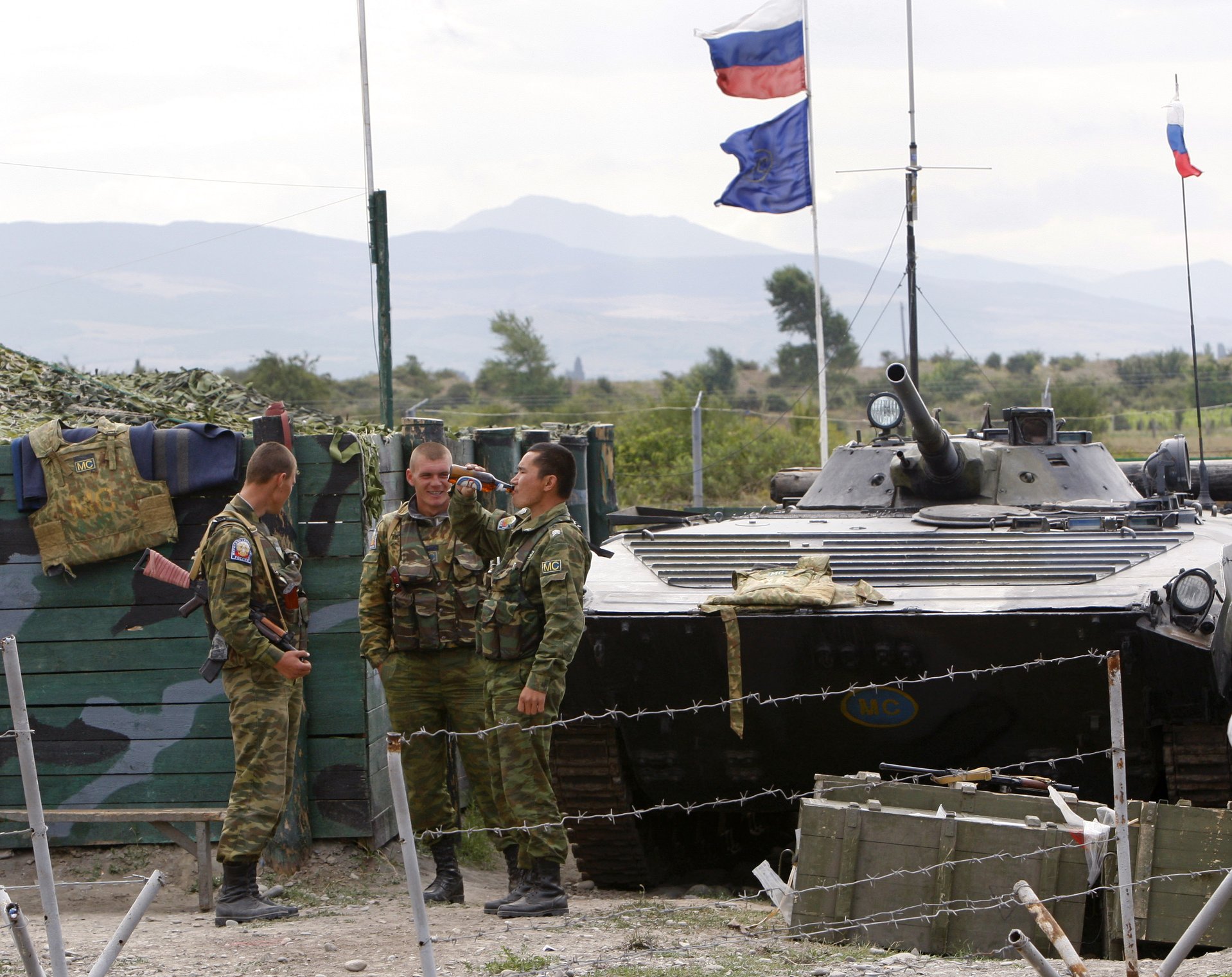 Российские военные на контрольно-пропускном пункте вблизи Цхинвали