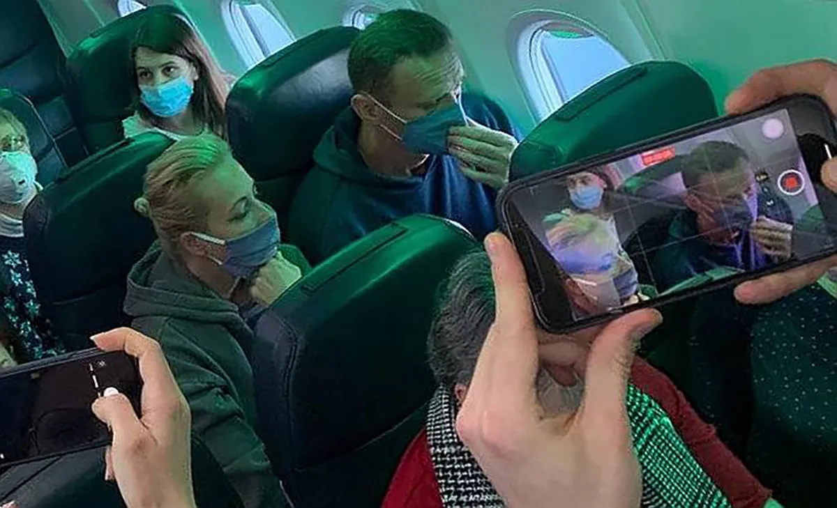 Алексей Навальный в салоне самолета перед вылетом в Россию, 17 января 2021. 