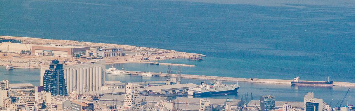 Судно «Росус» (справа) в порту Бейрута, октябрь 2017 года
