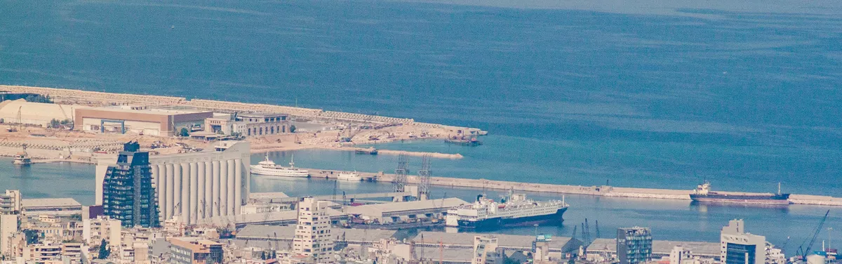 Судно «Росус» (справа) в порту Бейрута, октябрь 2017 года