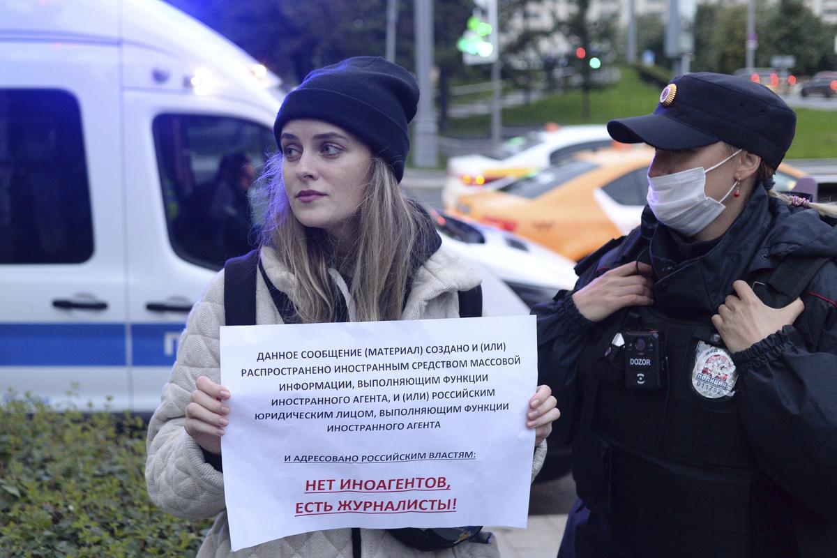 Журналистка «Важных историй» Ира Долинина на пикете против цензуры в СМИ. Москва, 8 сентября 2021 года