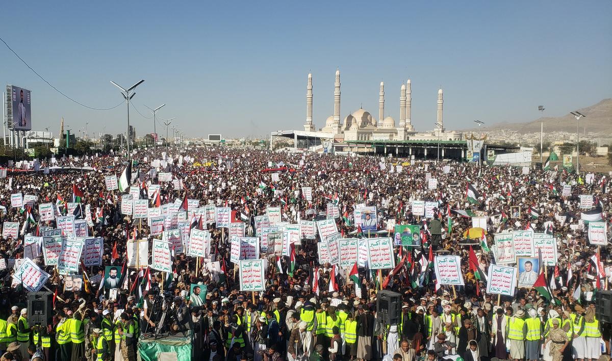 Протесты против ударов по Йемену в столице страны Сане, 12 января