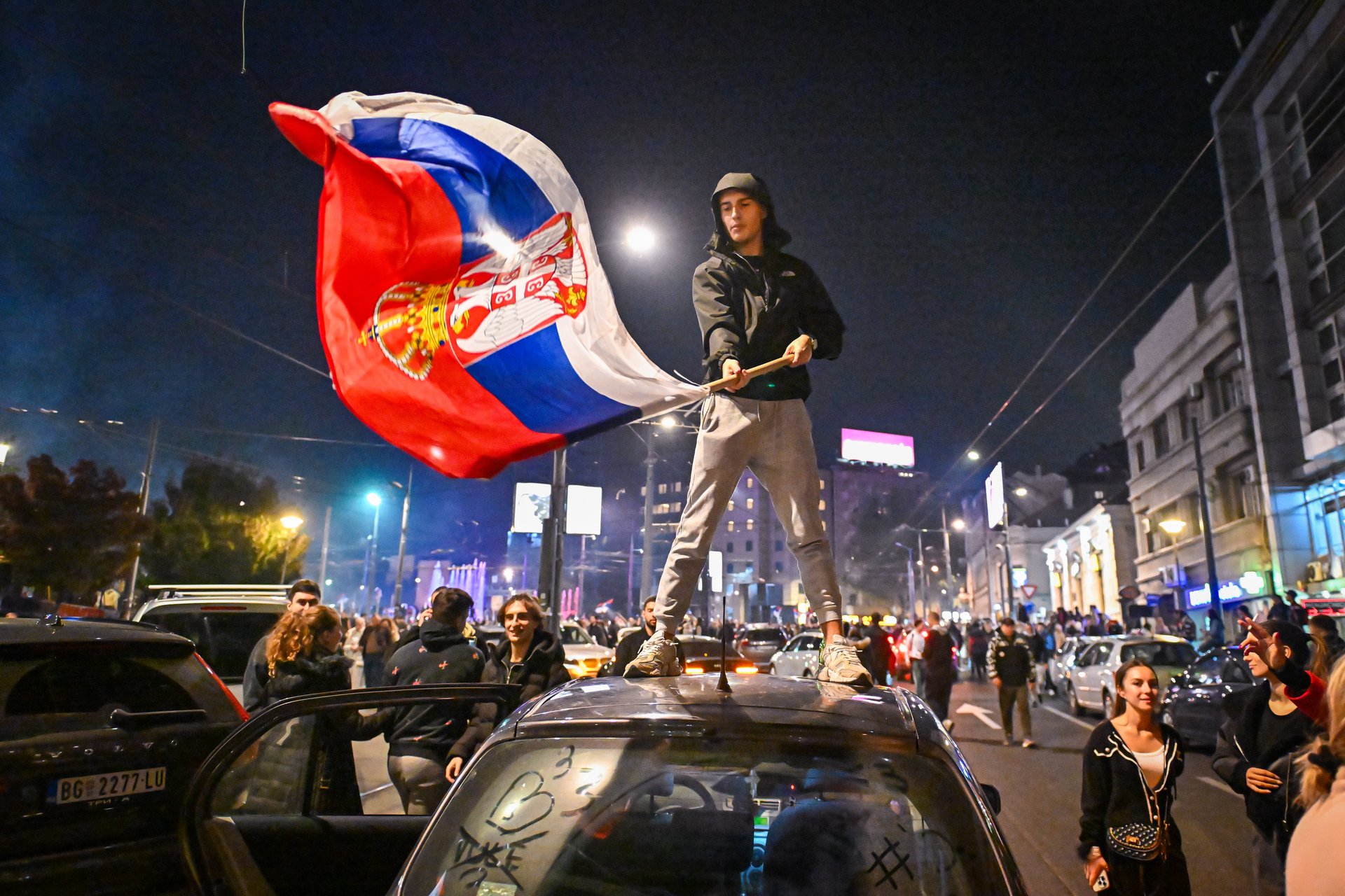 Празднующие сторонники оппозиции на улицах Белграда, 25 октября 2026 г.