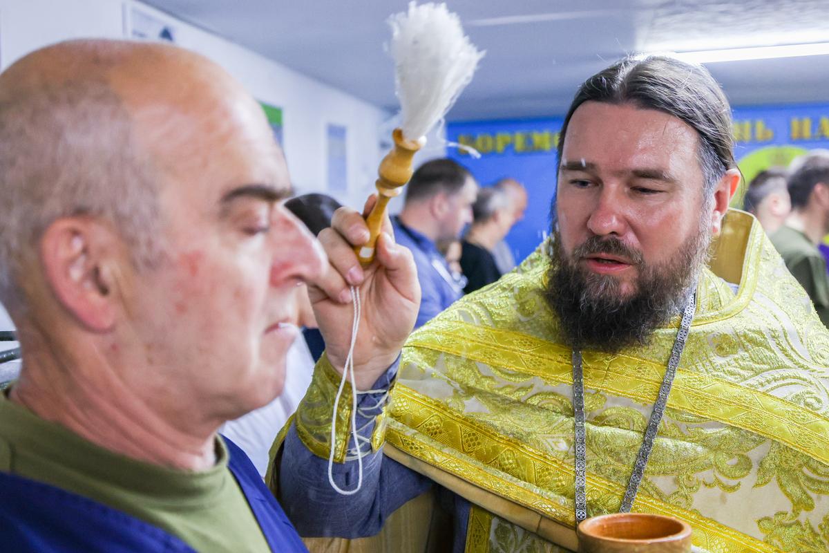 Священник в российском военном госпитале в оккупированной Херсонской области