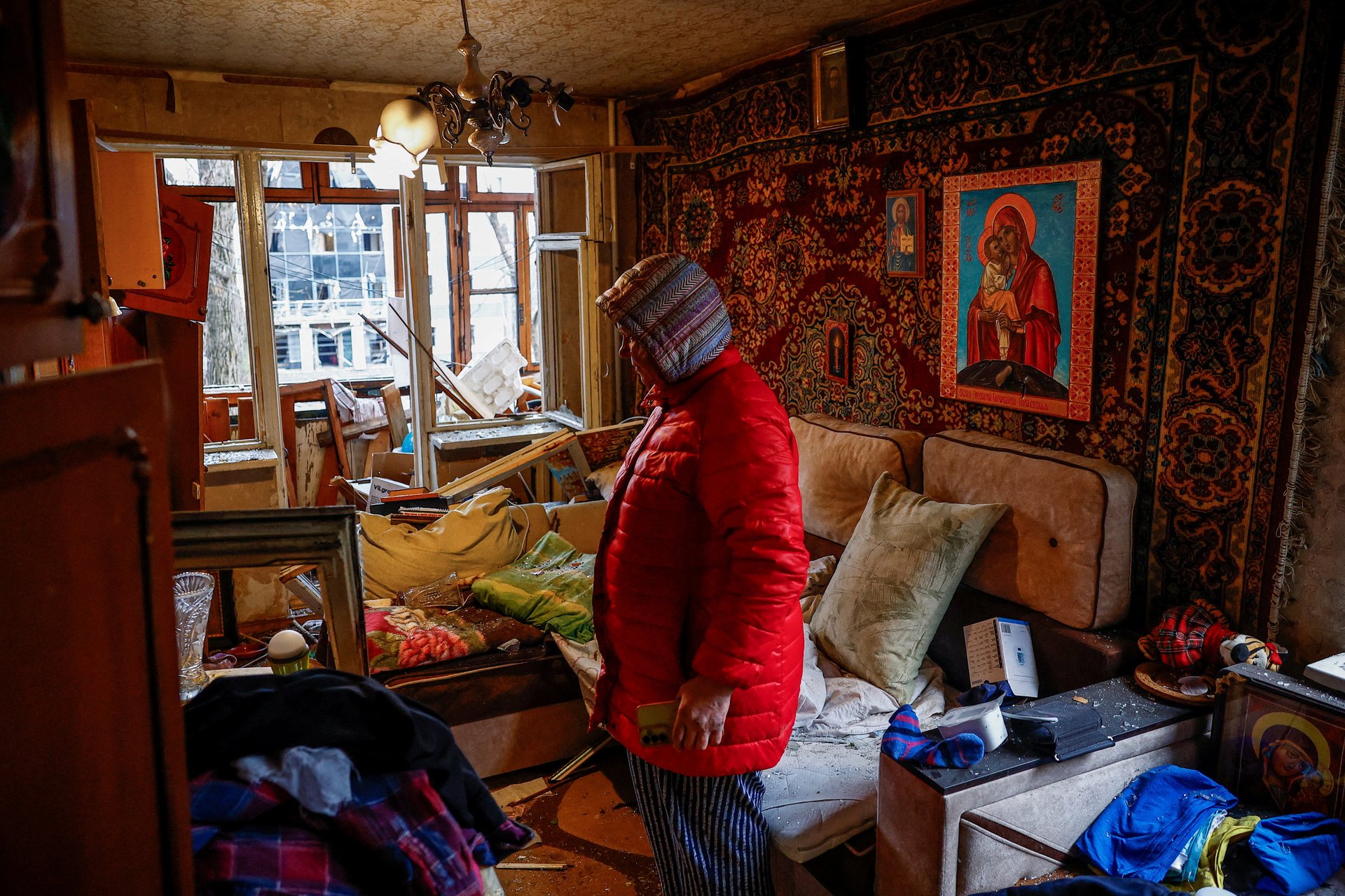 Жительница квартиры, пострадавшей от удара беспилотника, Киев