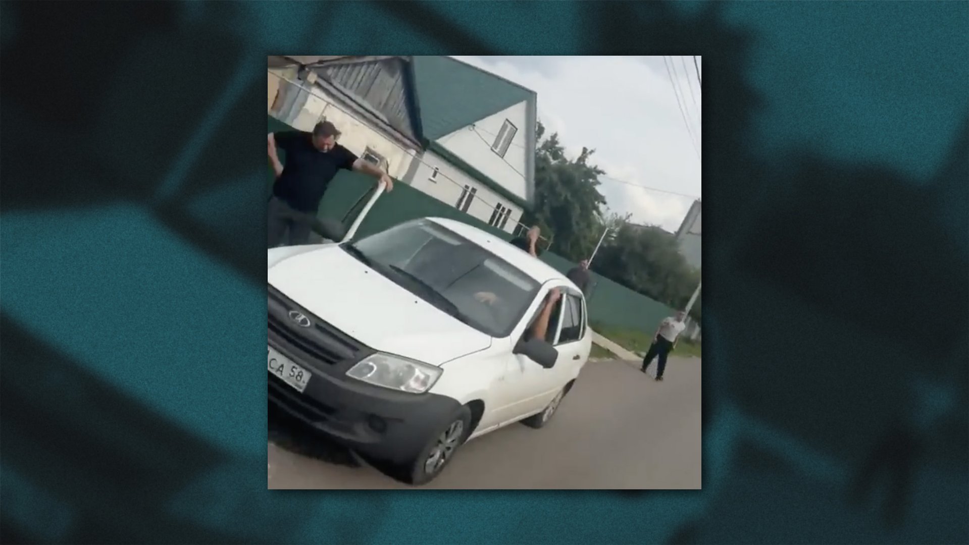 Люди, которые хотели силой увезти  Сергея Теплякова (крайний справа) из его дома, уходят к машине после неудачной попытки